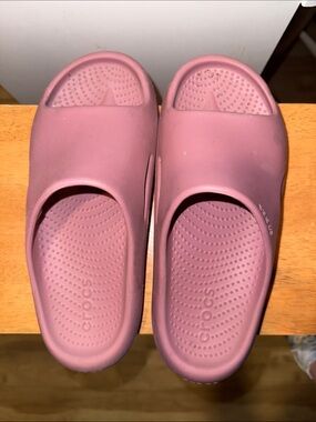 CROCS Slide Clogs in Dusky Pink